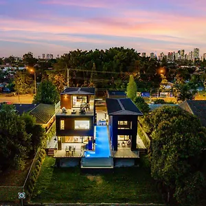 Brand New Modern 8 Bedroom In City Centre - Heated Modern Infinity Pool , Gold Coast Australia